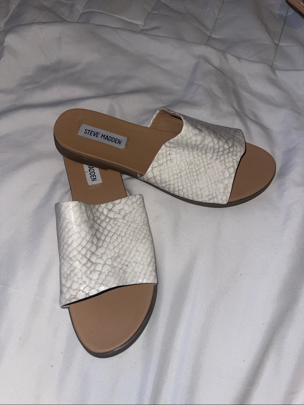 Steve Madden White Snake-Texture Slide Sandals with Tan Footbed